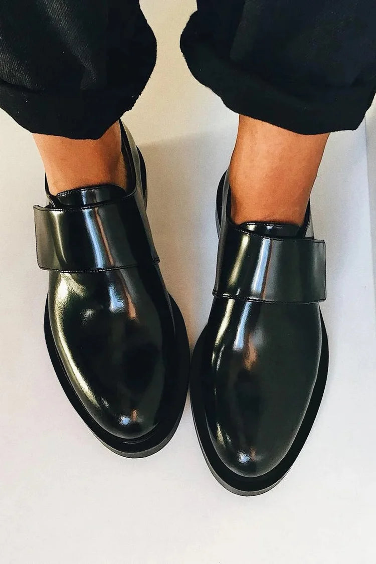 IRIS |Mocasines elegantes y pulidos con correa para un estilo impecable.