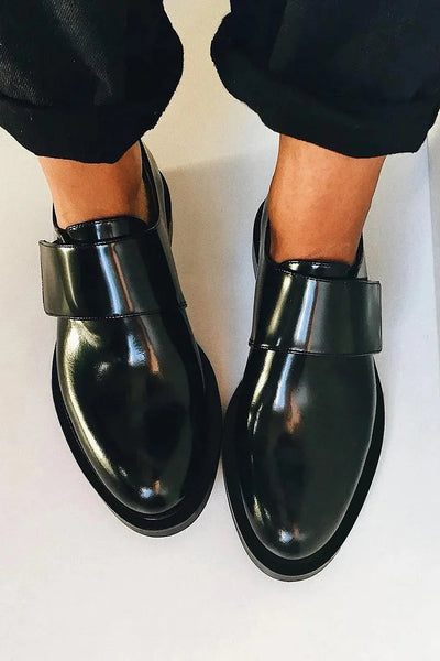 IRIS |Mocasines elegantes y pulidos con correa para un estilo impecable.
